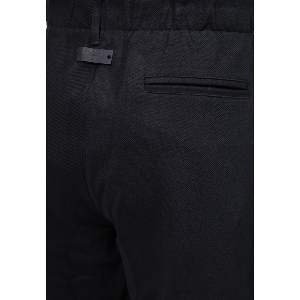 Pantaloni eleganti casual uomo Guess neri M6BB13 K6166. Pantaloni regular fit in cotone elasticizzato con vita media, gamba dritta, tasche oblique e chiusura con zip e bottone.