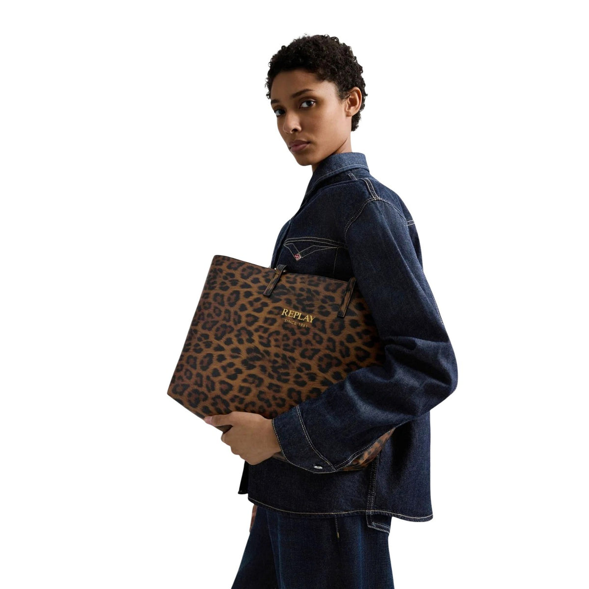 Shopper Replay Reversibile; Effetto Suede e Animalier. Include pochette interna con zip, doppi manici e lettering Replay. Dimensioni 35x27x12 cm. Borsa shopper versatile per shopping e tempo libero. Indossata da modella