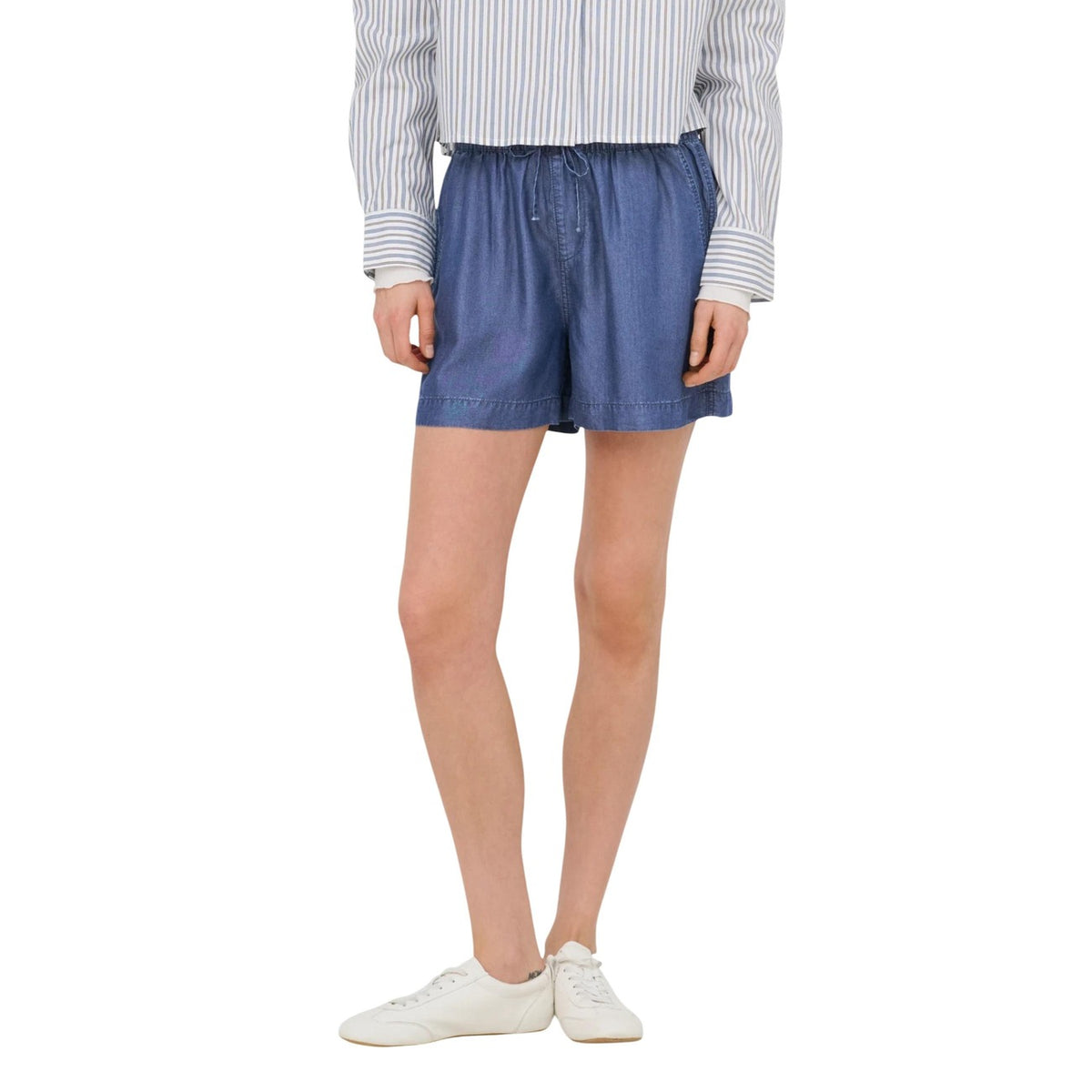 Bermuda TENCEL™ Lyocell; chiusura con cordino, fit regolare, lunghezza corta. Il bermuda sostenibile e ultra-morbido per uno stile quotidiano senza sforzo. Vista frontale