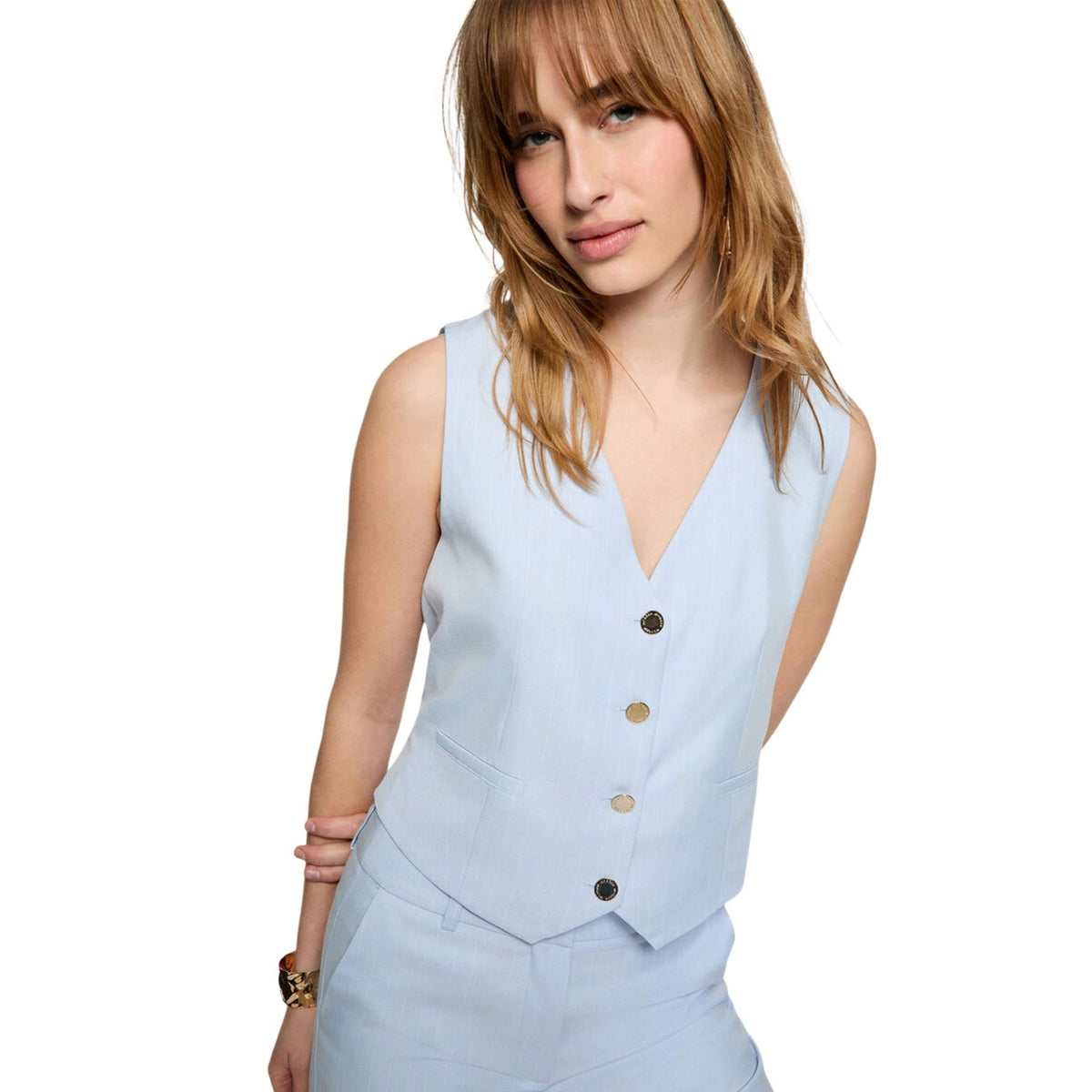 Gilet donna Morgan De Toi; taglio sartoriale, chiusura a 4 bottoni, scollo a V, tasche a filetto. Stile professionale e sofisticato. Colore azzurro. Vista frontale