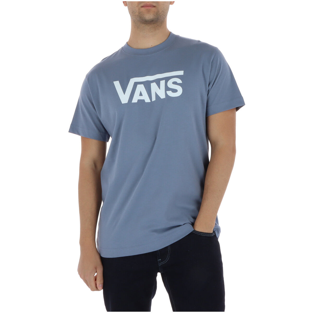 Vans T-shirt RA1FOI1 Azzurra; 100% cotone, stampa frontale, maniche corte. Il classico street-style fresco e resistente. Vista frontale