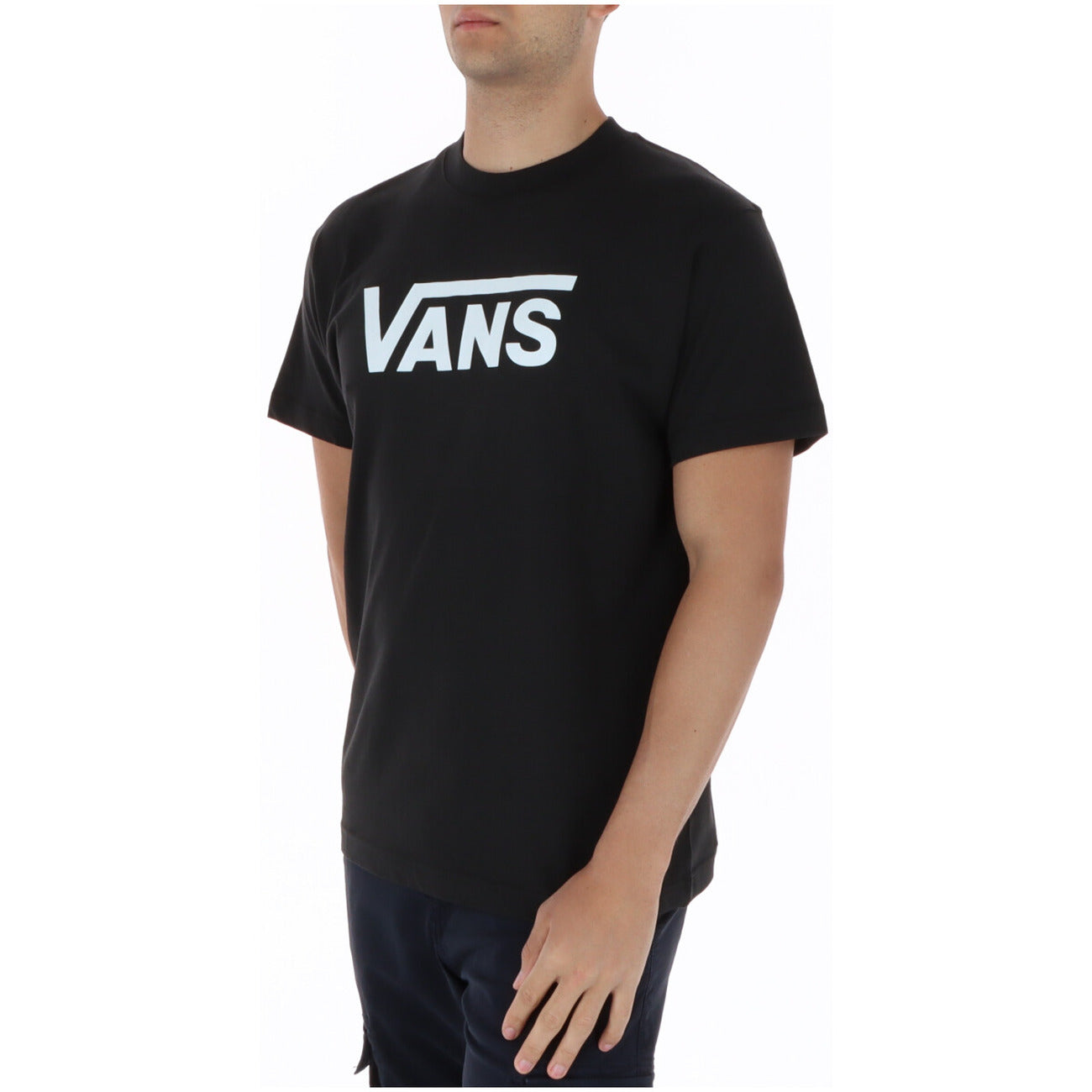 T-shirt Vans Classic Logo; 100% Cotone. Colore nero, stampa bianca, vestibilità comoda. Maglia uomo girocollo resistente e traspirante per la PE26.