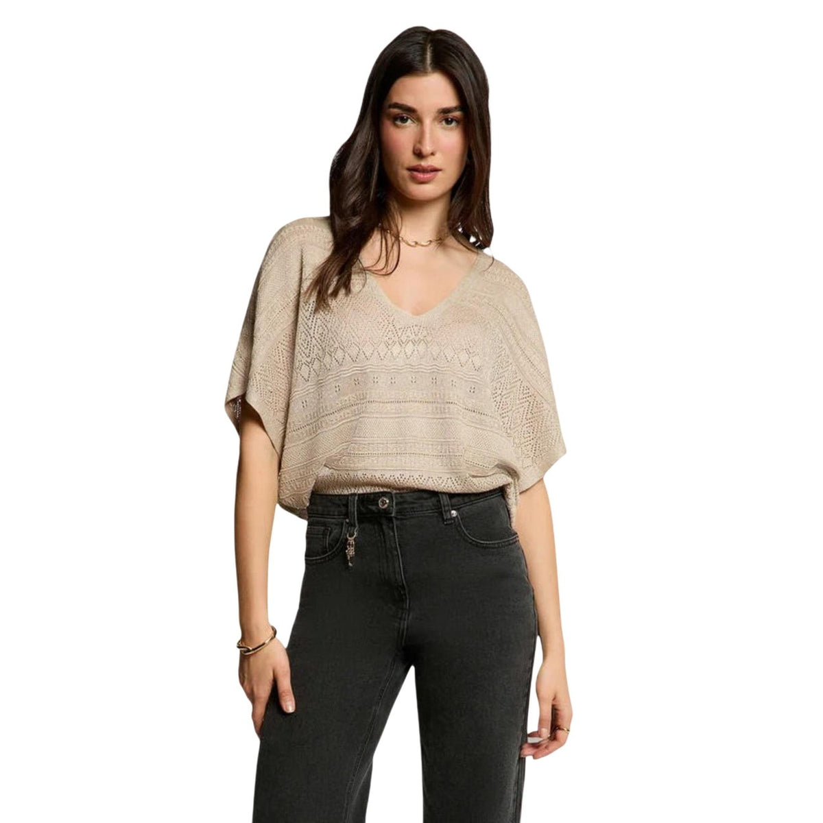 Maglia Morgan De Toi Mcrissa; 80% viscosa, 7% fibra di carbonio. Motivo geometrico traforato, scollo a V, maniche corte. Capo estivo tecnico, traspirante, antistatico e di alta qualità. Colore oro