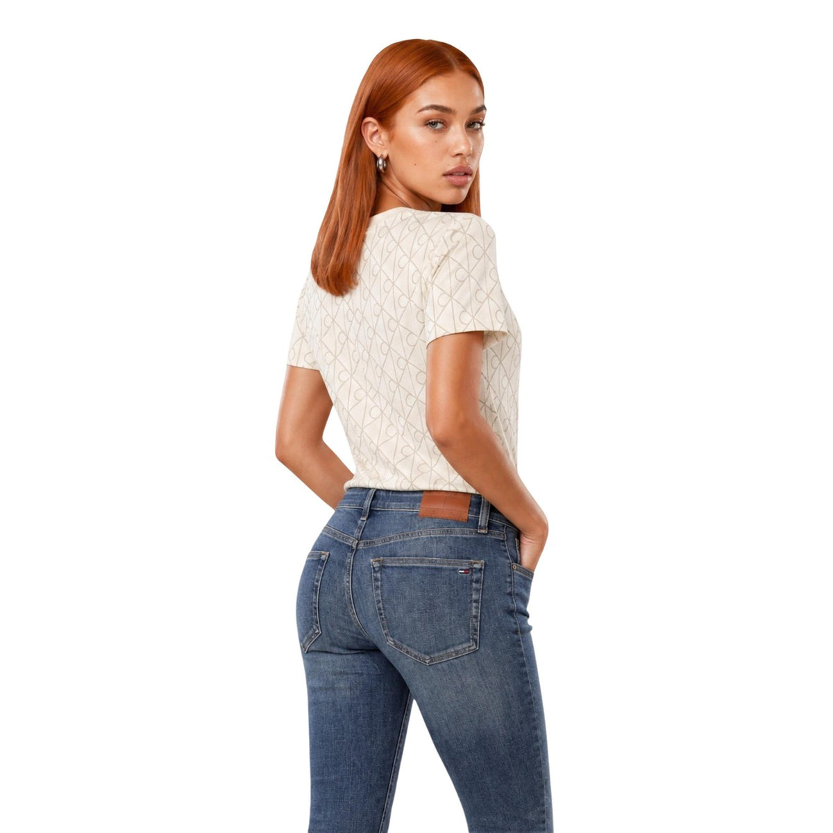 T-shirt Calvin Klein Jeans donna bianca modello LV047G811G. Maglietta a maniche corte girocollo in puro cotone bianco con stampa geometrica e pattern loghi CK all-over, t-shirt estiva leggera di marca stile casual.