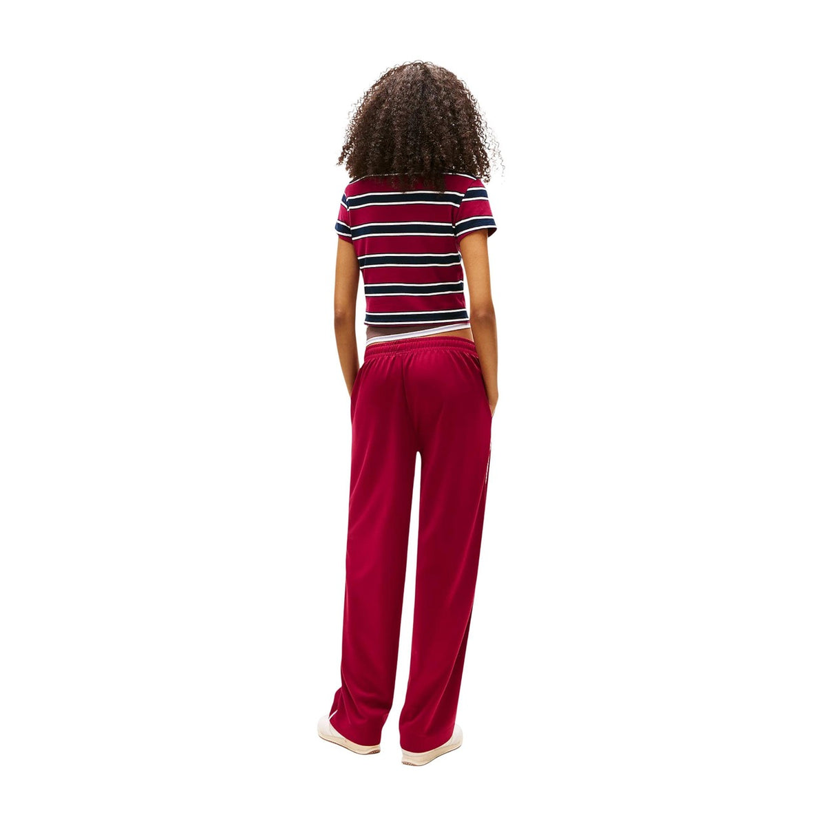 Pantaloni Tommy Hilfiger Jeans DW0DW22633; 89% Poliestere Riciclato. Gamba ampia, vita elastica, logo TH. Pantaloni donna athleisure, flessibili e traspiranti Colore bordeaux rosso. Vista posteriore