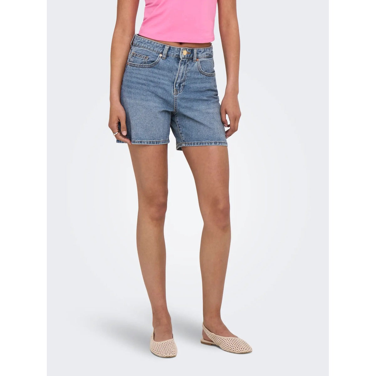 Bermuda Jeans Donna Only; Pantaloncino lungo a vita alta in puro cotone denim con orlo risvoltato e passanti per cintura. Modello cinque tasche, stile casual e sportivo per la primavera e l'estate. Blu/ light blue denim