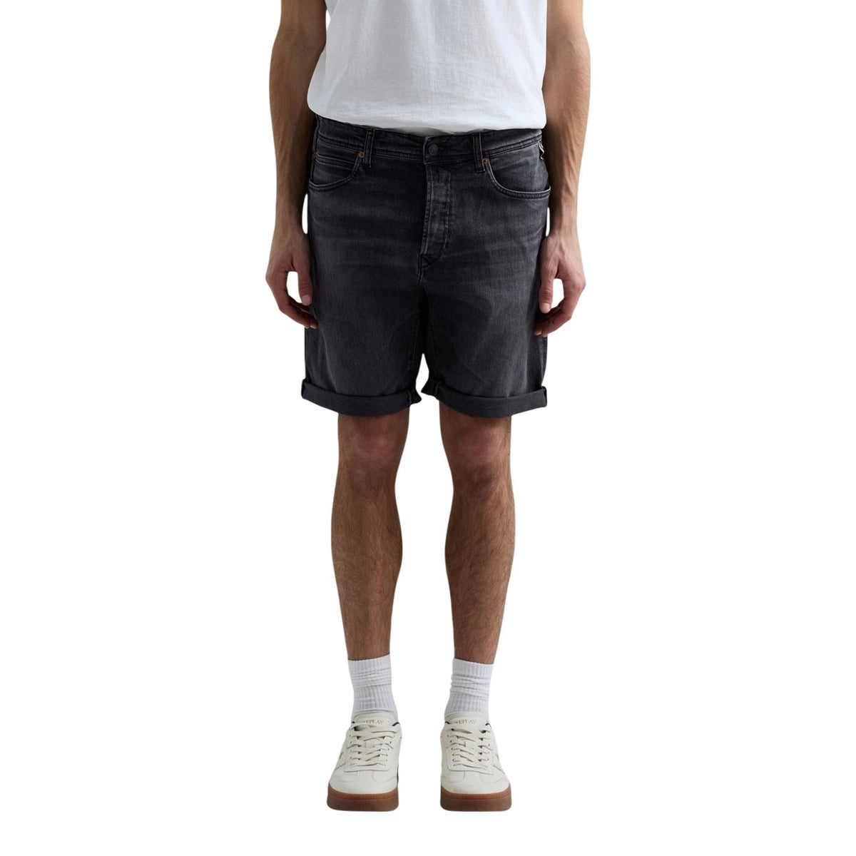 Bermuda Replay Tapered; 99% cotone 1% elastam, 5 tasche, vita media. Gamba affusolata con risvolto, chiusura zip e bottone, vestibilità morbida e stretch. Vista frontale