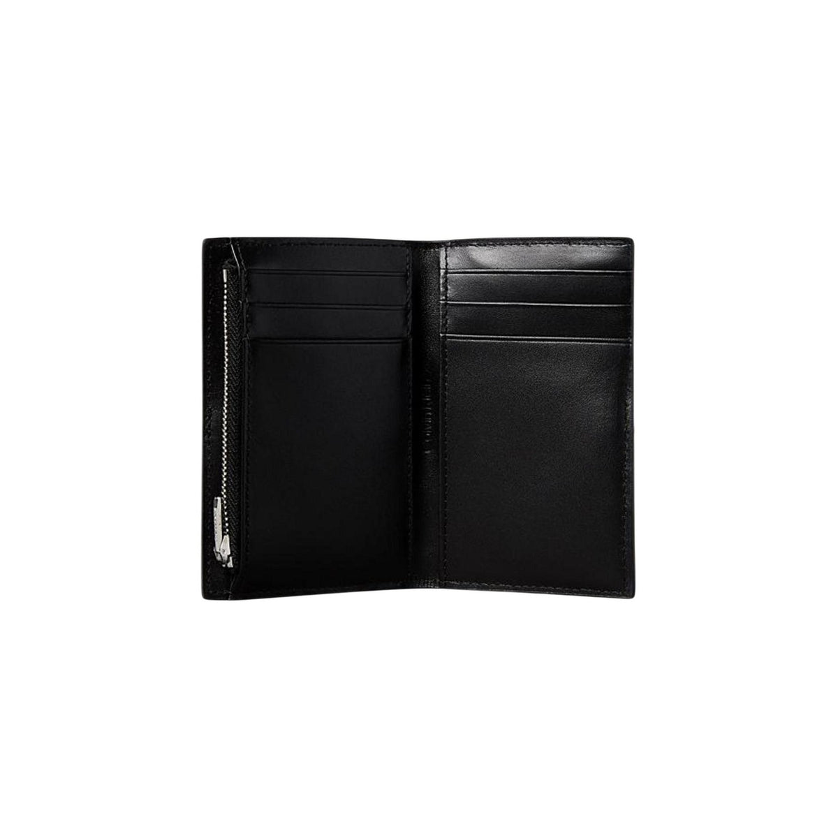 Portafoglio CK Pelle Pieno Fiore; protezione RFID, cinturino polso, zip portamonete. 6 slot carte, logo Calvin Klein, dimensioni compatte. Pelle 100% premium, stile funzionale. Vista aperto