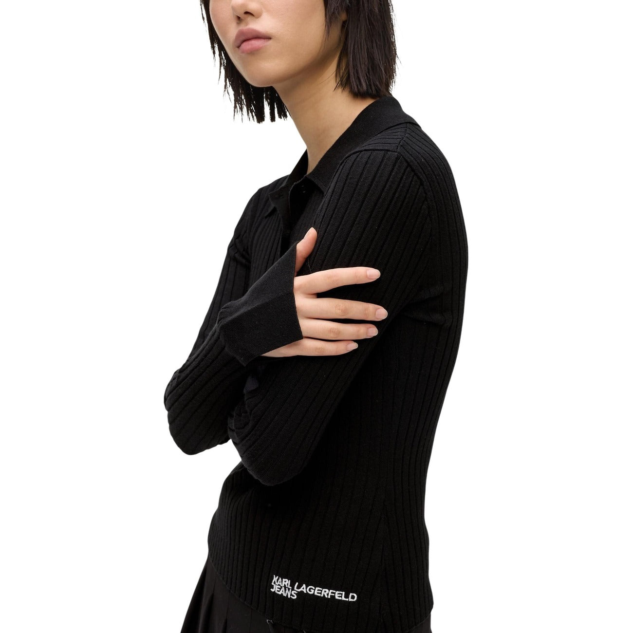 Polo Karl Lagerfeld Jeans con maniche lunghe in maglia a costine donna nera con bottoni colletto polo 68% viscosa 32% poliammide - vista frontale laterale indossata da modello