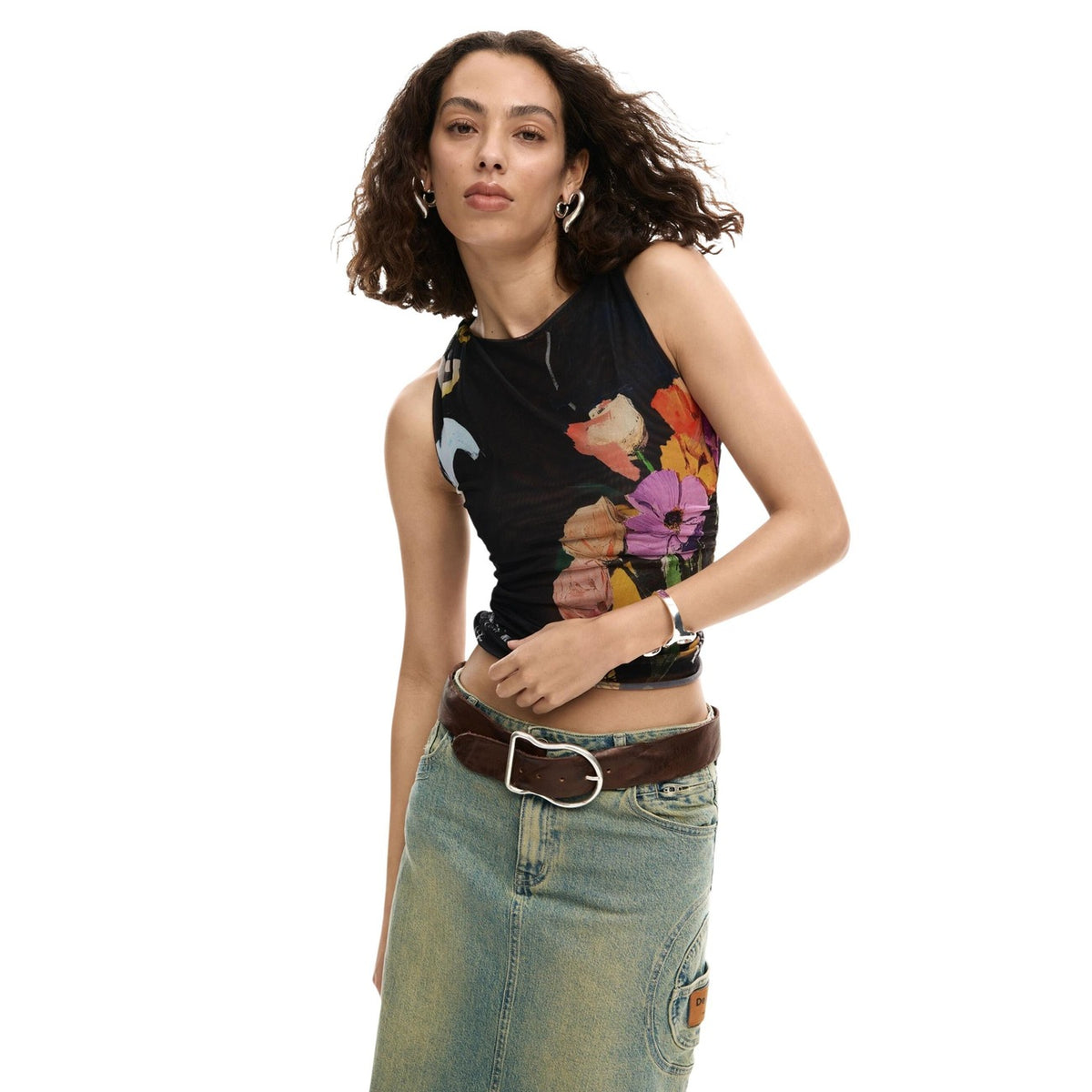 Canotta senza maniche in tessuto di tulle con fodera interna e con stampa in stile collage di fiori e motivi Desigual. Scollo a barca. Collezione 2026 indossata da modella vista frontale