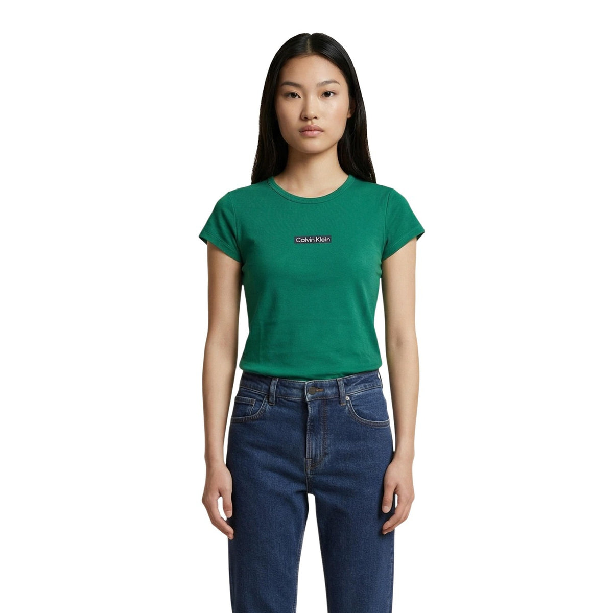 t-shirt verde maniche corte da donna Calvin Klein Jeans. Realizzata con il 95% di cotone e il 5% di elastam/lycra, offre una vestibilità aderente ma flessibile. Vista frontale