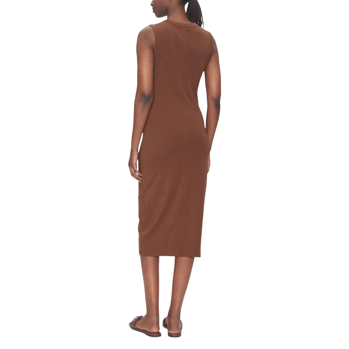 Abito marrone lungo Calvin Klein Jeans Contour, 93% cotone e 7% elastane; modello smanicato a costine con silhouette aderente e logo discreto ricamato. Vista posteriore