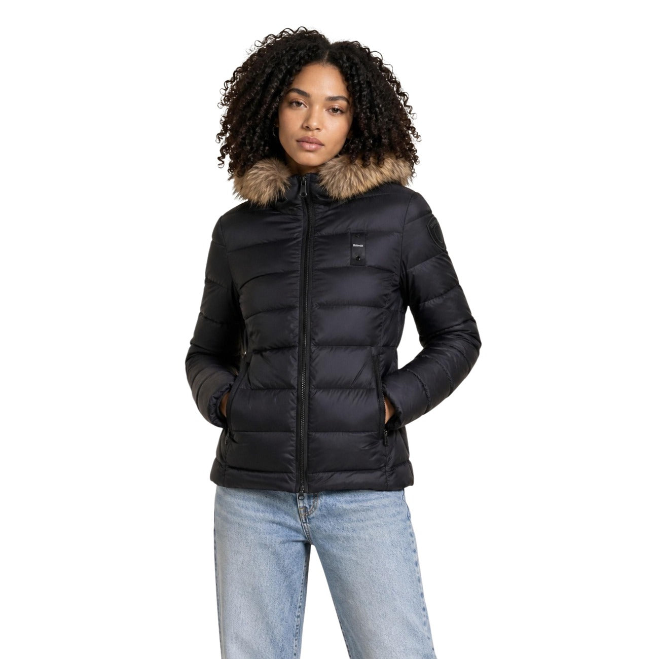 Piumino donna Blauer nero Charme 26WBLDC03037. Giubbotto corto da donna marrone slim fit trapuntato orizzontale con cappuccio avvolgente, zip doppio cursore e logo Blauer su petto e manica, giacca invernale calda e casual chic.