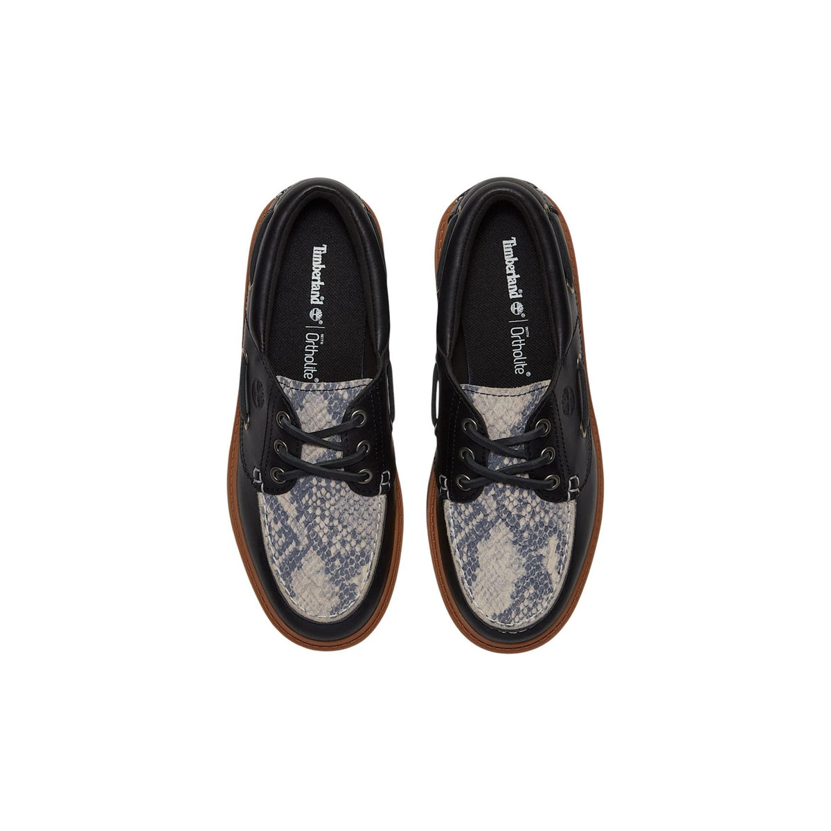 Scarpa barca plateau Timberland Stone Street; pelle marrone effetto serpente, soletta in memory foam, materiali riciclati ReBOTL™. Stile iconico rivisitato con suola platform. Vista frontale dall’alto