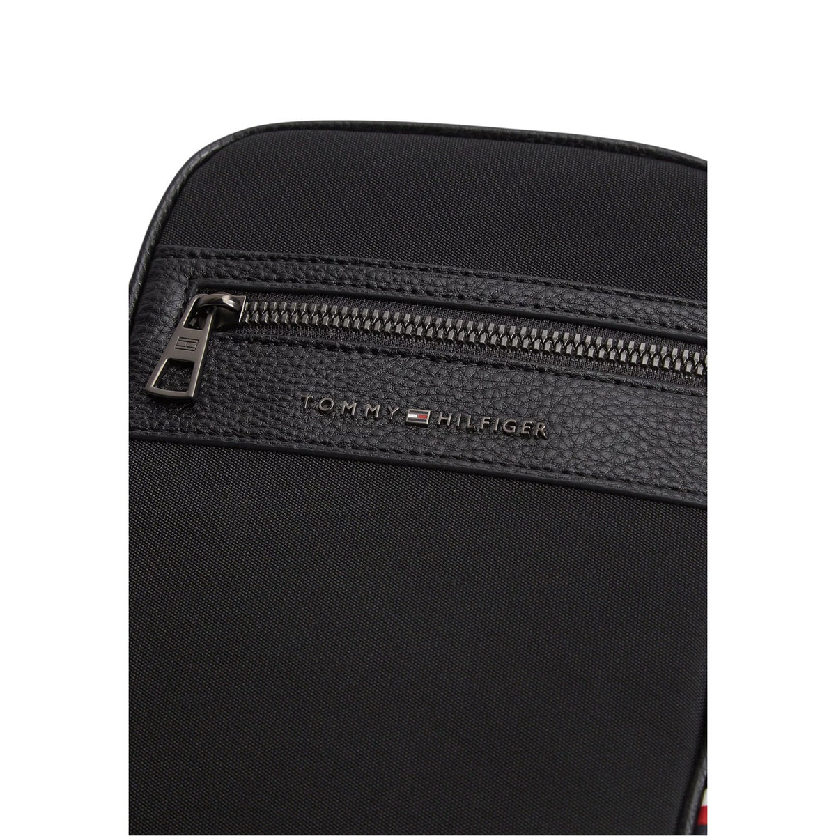 Borsa Tracolla Uomo Tommy Hilfiger Repreve; Nero. 95% Poliestere riciclato REPREVE, doppia cerniera, tracolla regolabile in nastro, dettagli martellati e micro bandierina. Dimensioni mini (15x20,5 cm), stile casual ed eco-friendly. Vista frontale cerniera