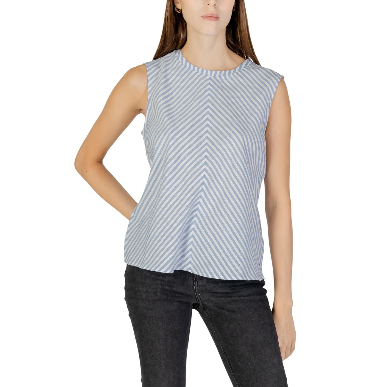 Canotta Tommy Hilfiger Jeans; Blu. 100% Cotone. Senza maniche, scollo rotondo, motivo a righe diagonali. Tessuto leggero, vestibilità morbida, stile 4 stagioni.
