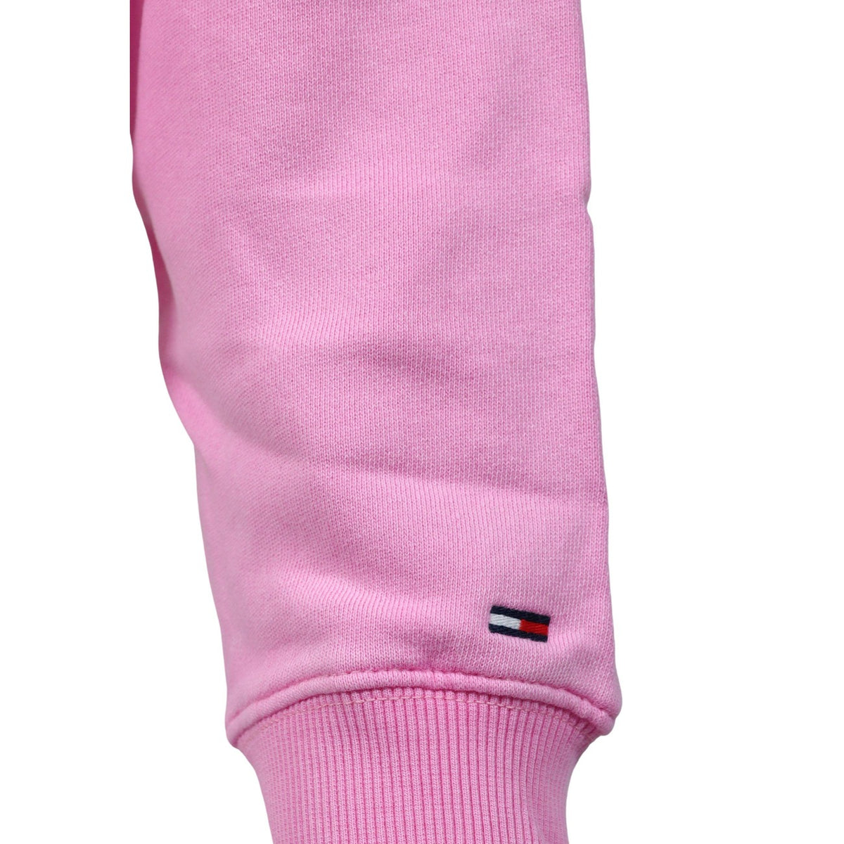 Felpa Tommy Jeans donna rosa DW0DW22906. Hoodie rosa in cotone ecosostenibile con cappuccio, tasca a marsupio, ricamo logo tricolore Tommy Jeans sul davanti e vestibilità regolare normal fit.