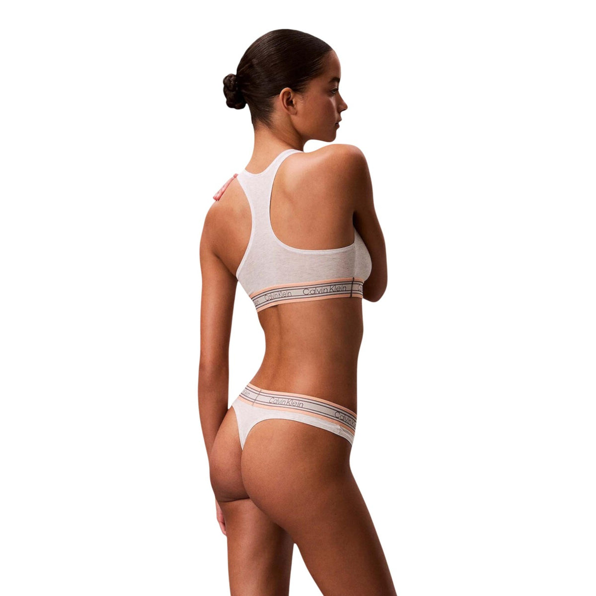 Bralette Sfoderata Bianco Donna Calvin Klein; Tessuto elasticizzato in cotone e modal con retro a vogatore e coppe senza imbottitura. Modello pull-on con fascia piatta senza cuciture, stile sportivo primavera-estate. Posteriore