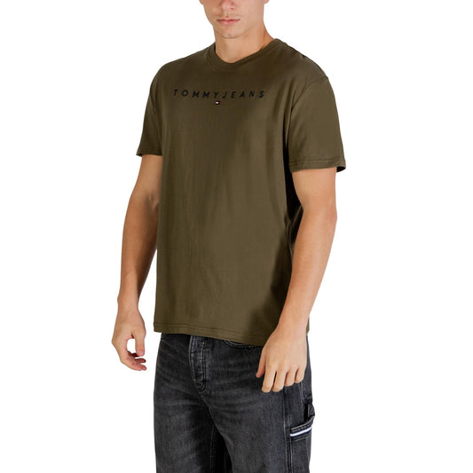 T-shirt Tommy Jeans Linear Logo; 100% Cotone Rigenerato. Regular fit, girocollo, stampa frontale. Maglia uomo eco-friendly, fresca e resistente per outfit quotidiani. Colore verde vista frontale Laterale maniche corte