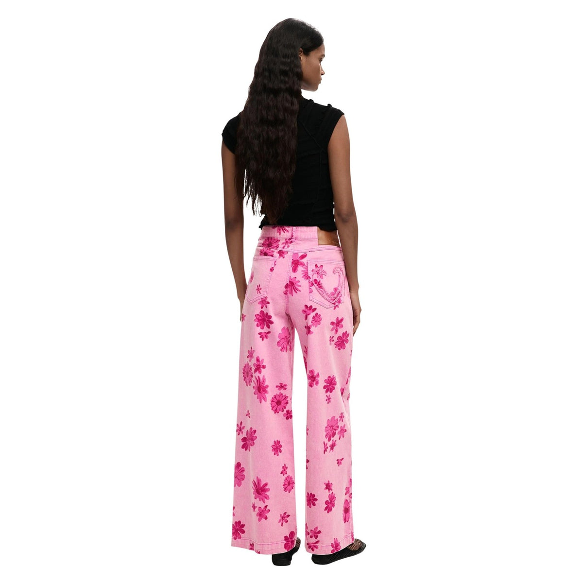 Jeans Wide Leg Floreali SS26; denim stampato, taglio ampio, 5 tasche, materiali eco-sostenibili. Il must-have artistico della stagione. Colore rosa vista posteriore