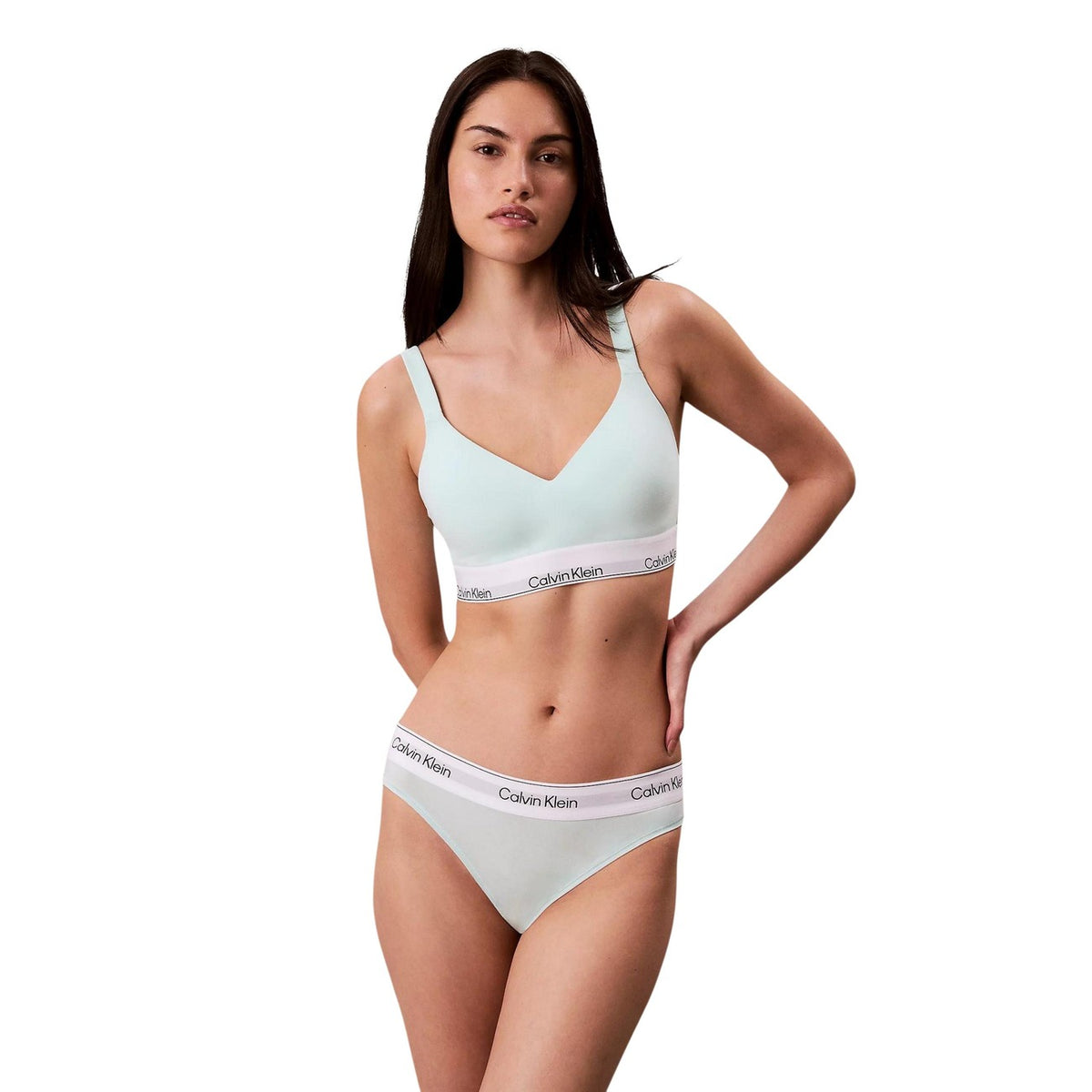 Bralette Verde Donna Calvin Klein Lift; Tessuto elasticizzato in cotone e modal setoso con coppe preformate. Fascia senza cuciture, spalline regolabili incrociabili e chiusura ammortizzata, stile athleisure primavera-estate. Vista Frontale