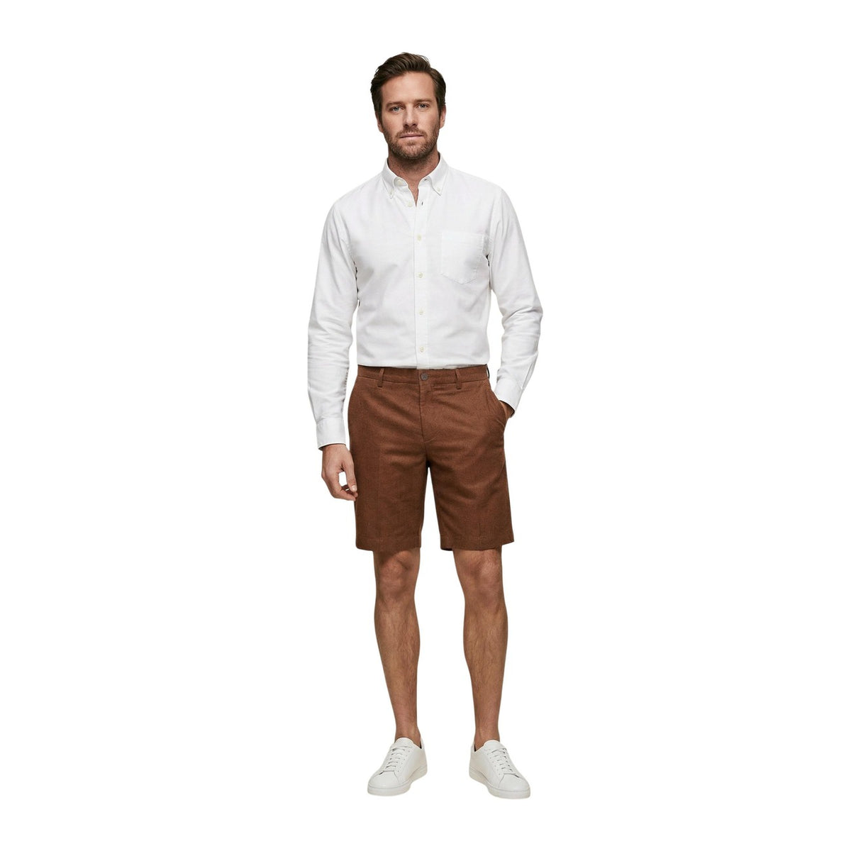 Bermuda Borghese 4SBE61; 100% lino, Regular Fit. Tasche a filo, passanti per cintura, chiusura con zip e bottone. Shorts eleganti, freschi e traspiranti, stile sartoriale per la stagione calda. Colore marrone. Vista frontale figura intera