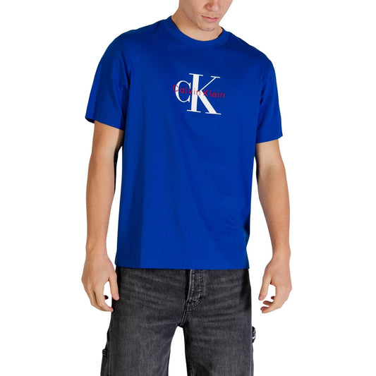 T-shirt Calvin Klein Jeans con monogramma logo uomo blu con stampa maniche corte scollo tondo 100% cotone - vista posteriore retro indossata da modello