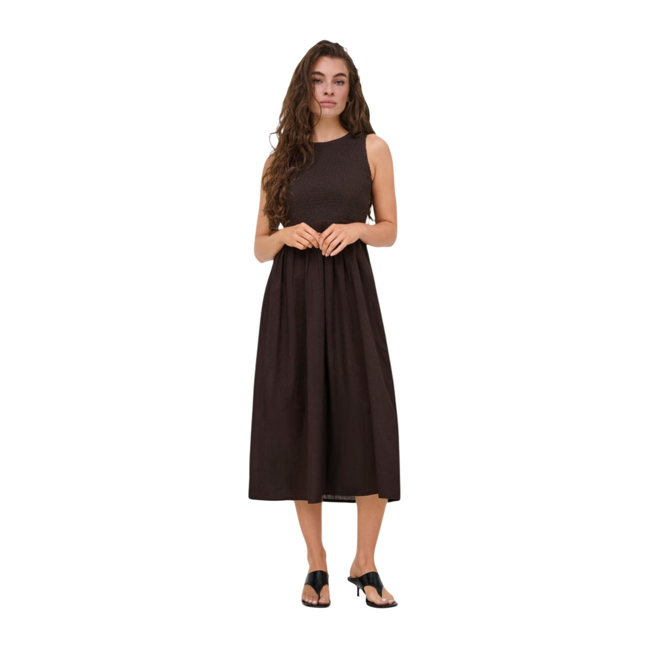 Vestito Midi JDY Diego; Marrone, 100% Cotone. Corpetto smock elasticizzato, fantasia geometrica, senza maniche. Gonna a balze vaporosa, stile elegante e leggero.