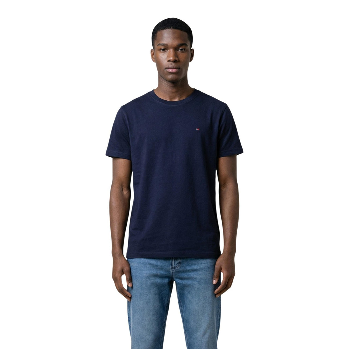 Tommy hilfiger jeans t-shirt blu navy manica corta Realizzata in 100% cotone rigenerato. Piccolo logo Tommy Hilfiger ricamato sul petto. Vista frontale