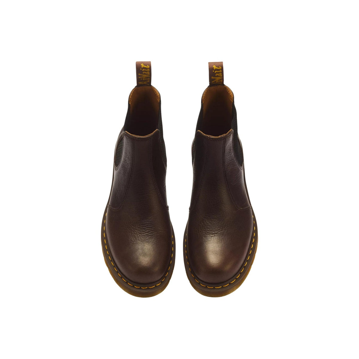 Stivaletti Chelsea Dr Martens 2976 pelle Ambassador. Beatle boots classici in morbida pelle pelle martellata con motivo vissuto, pannelli elasticizzati, suola AirWair e iconiche impunture gialle.