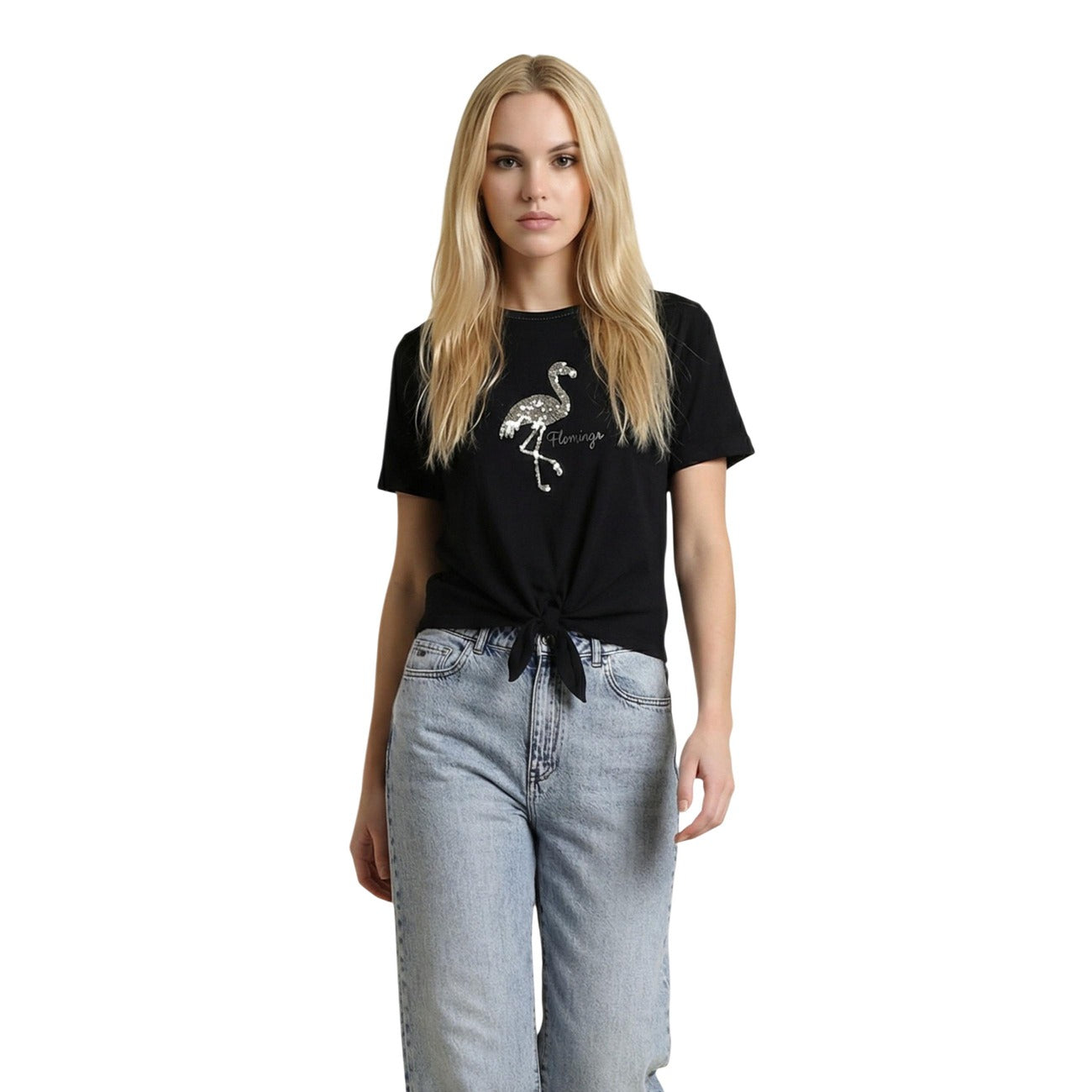 T-shirt Only Nero con Nodo; 100% Cotone. Dettaglio Knot frontale, maniche fold-up, girocollo. Tessuto fresco e morbido, stile casual ideale per la stagione calda.