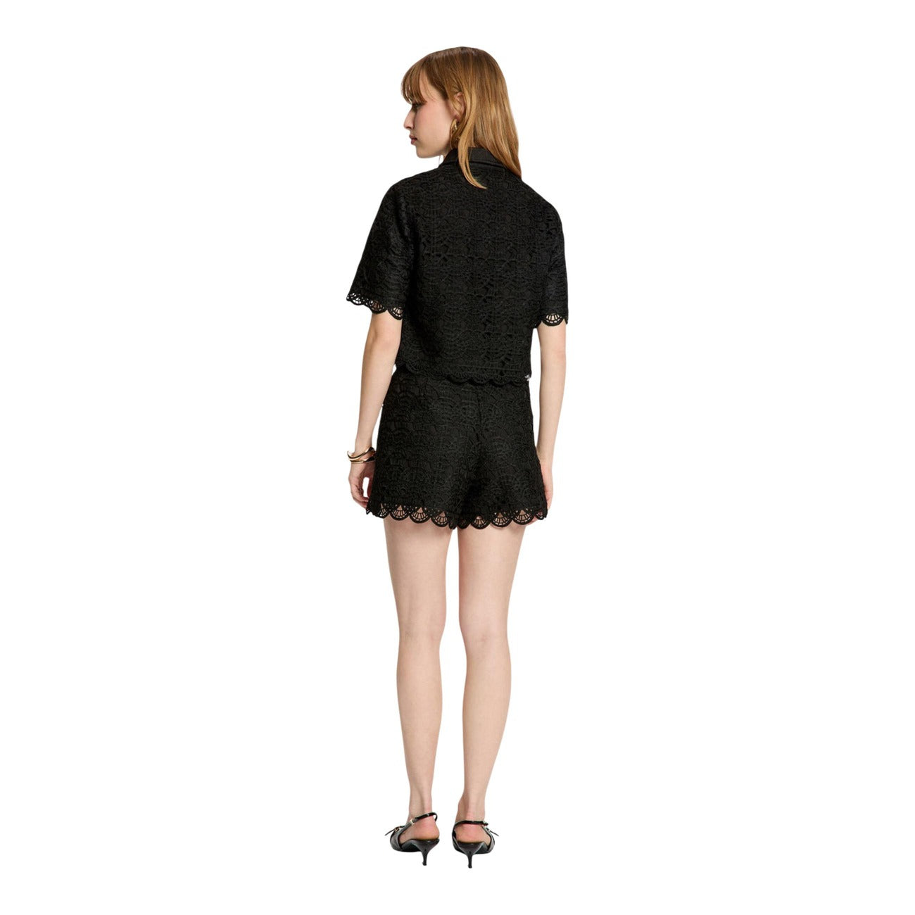 Camicia Pizzo Morgan De Toi; Nero. Tessuto traforato, bottoni gioiello, vestibilità wide fit. Maniche corte con bordo smerlato e tasche decorative. Elegante, leggera e ricca di dettagli preziosi. Posteriore figura intera