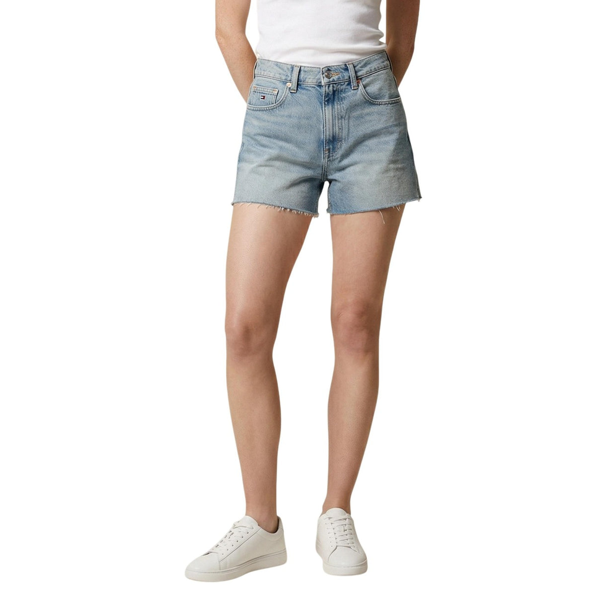 Tommy Jeans High Rise Denim Shorts; cotone riciclato, fondo sfrangiato, vestibilità confortevole. L'essenziale estivo per un look casual e sostenibile Vista frontale