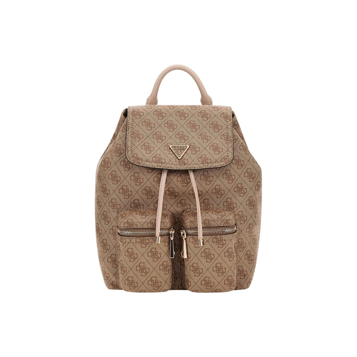 Zaino beige donna Guess MANHATTAN II FLAP BACKPACK. Realizzato interamente in poliuretano di alta qualità, presenta una raffinata texture con logo Guess in rilievo su tutta la superficie. Vista frontale