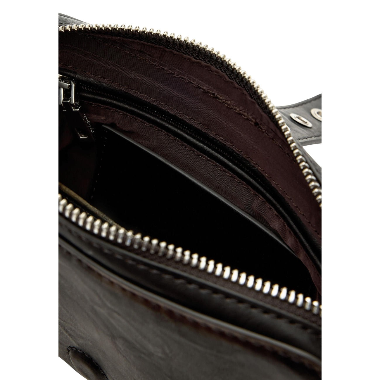 Borsa media in effetto pelle color cioccolato con dettagli floreali in rilievo sulla superficie. Tracolla lunga regolabile con finiture metalliche e chiusura principale con cerniera. Struttura rettangolare di dimensioni compatte. Vista interna