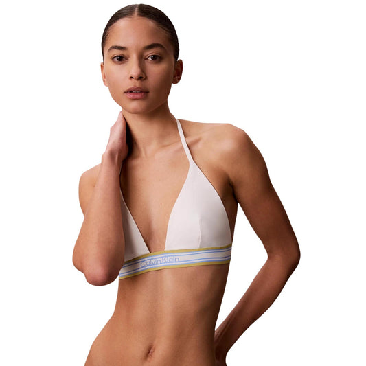 Bikini Top Calvin Klein CK Icon; Triangolo al collo. Tessuto quick-dry stretch, imbottitura staccabile, fascia elastica con logo. Stile iconico Calvin Klein Jeans. Vista Niki