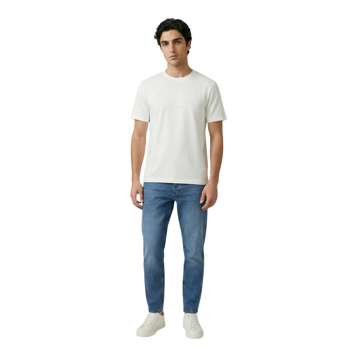 T-shirt Antony Morato uomo bianca con taschino maniche corte scollo rotondo 100% cotone - vista frontale indossata da modello figura intera