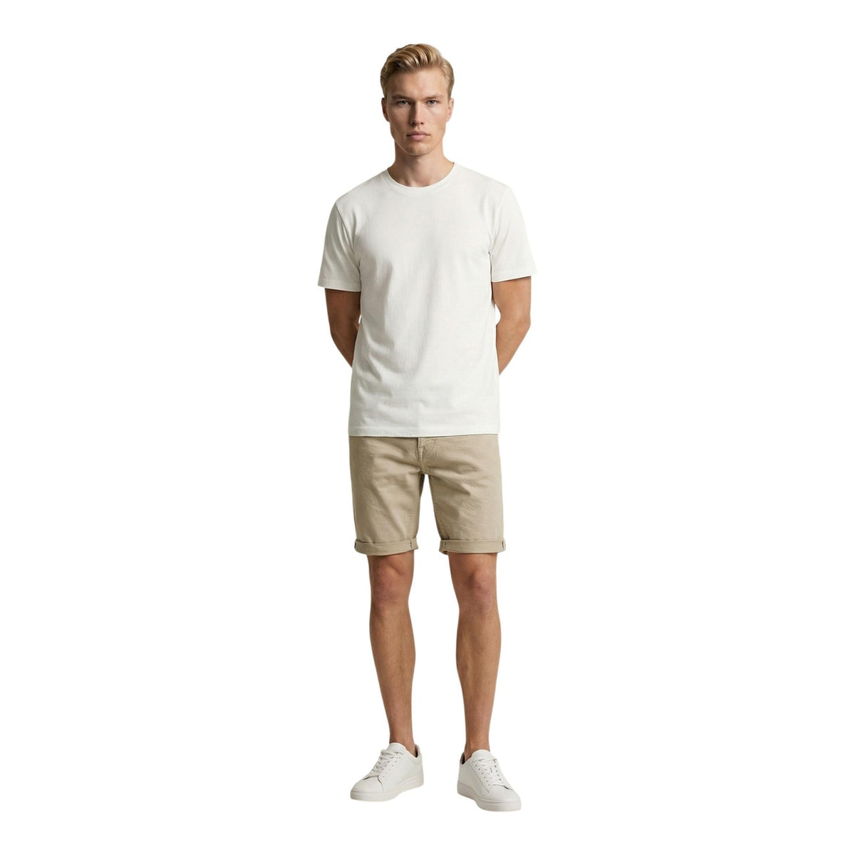 Bermuda Replay Tapered MA981Y; cotone stretch, 5 tasche, risvolto sul fondo. Chiusura zip e bottone, vestibilità affusolata e confortevole. Alta resistenza e stile senza tempo per il tempo libero. Figura intera