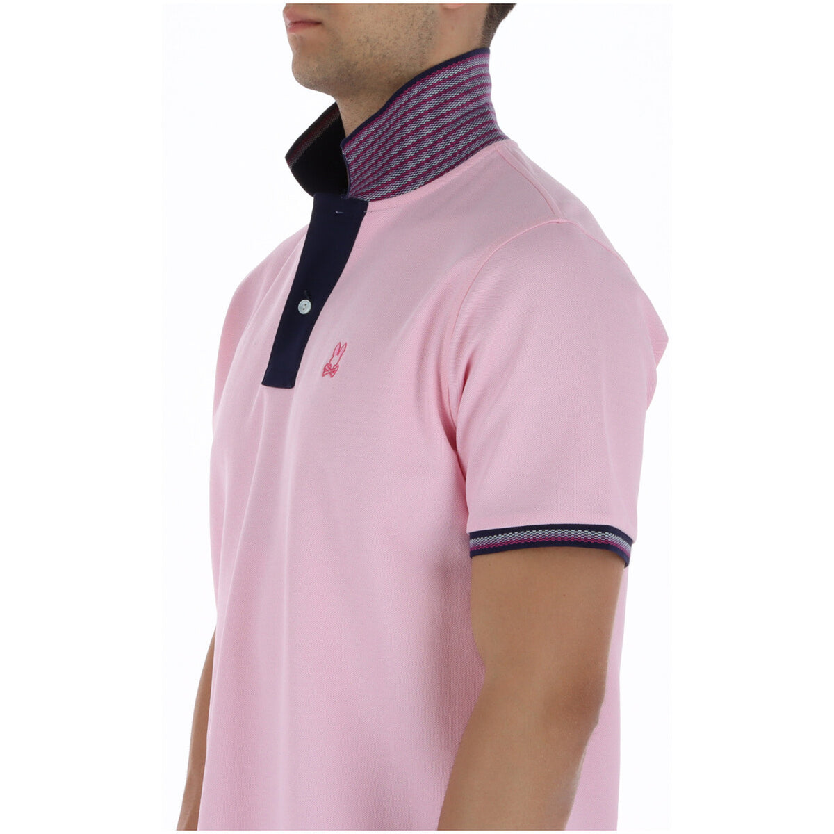 Polo Psycho Bunny Rosa; 100% Cotone Peruviano. Logo ricamato, bordature a contrasto, abbottonatura a 2 bottoni. Vestibilità regular, spacchi laterali traspiranti, stile casual-premium. Laterale