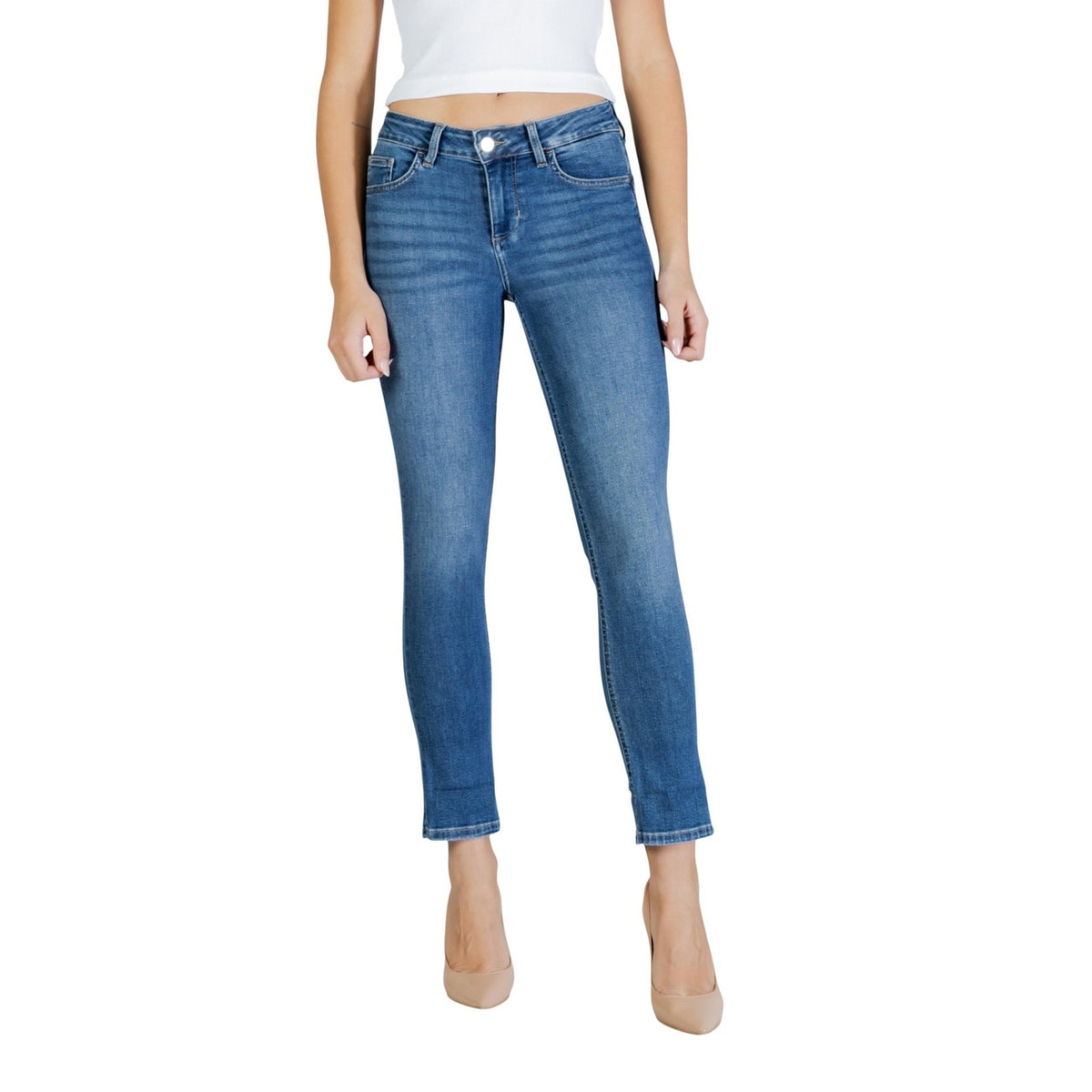 Liu Jo Monroe Slim Fit; denim stretch, vita normale, dettagli con pietre. Il jeans iconico Liu Jo per un look elegante e femminile. Vista frontale