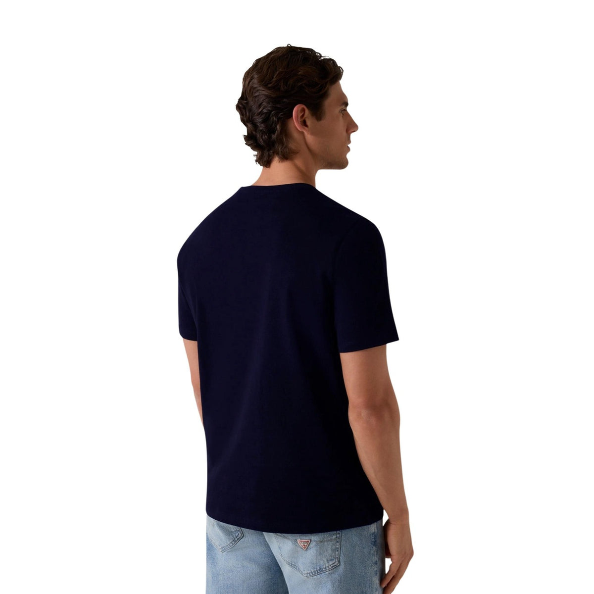 Guess Small Patch Tee M6GI21; misto cotone/modal, patch logo sul petto, maniche corte. La t-shirt basic raffinata per il guardaroba quotidiano. Colore blu scuro vista posteriore