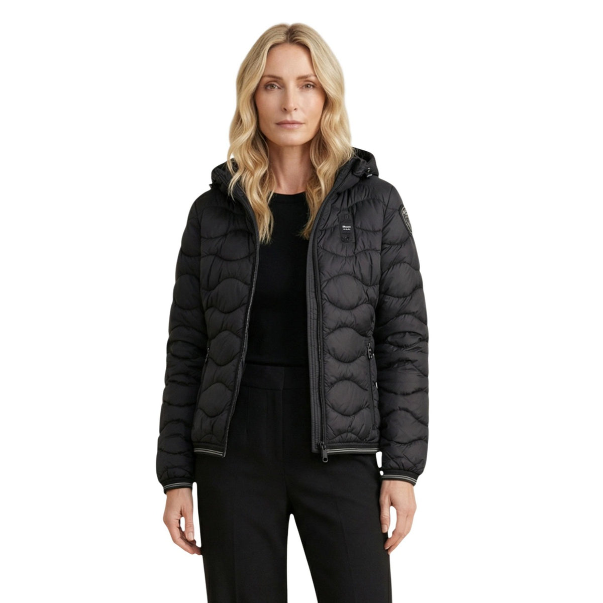 Giubbotto Blauer donna nero con cerniera maniche lunghe scollo alto cappuccio 100% poliammide - vista frontale indossata da modella