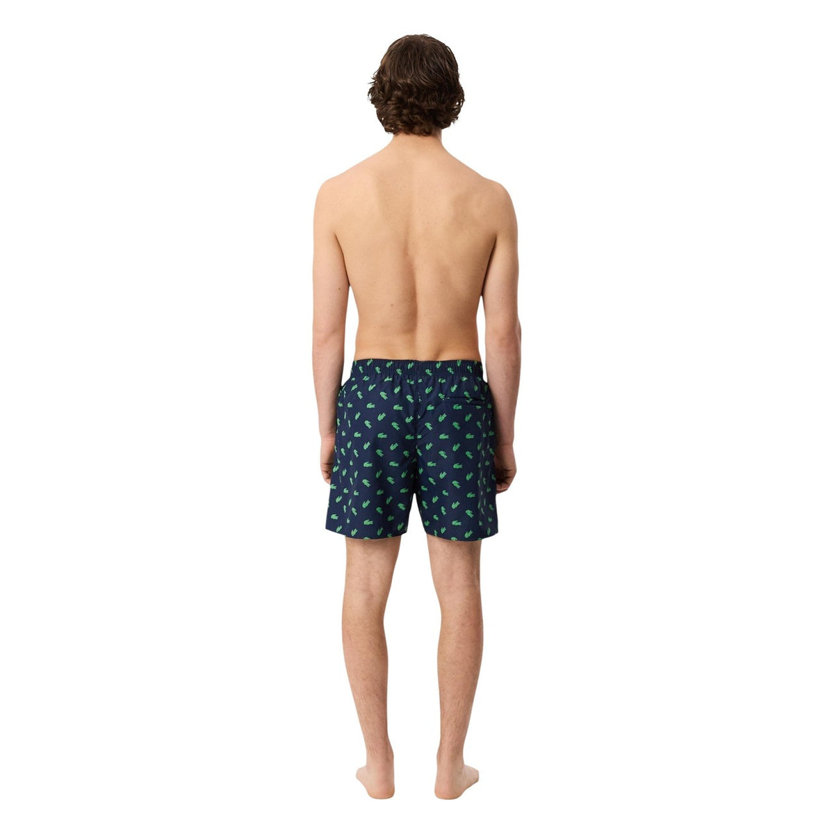 Costume Lacoste uomo Croco Print; poliestere riciclato, taglio 42 cm, slip interno in mesh. Stampa all-over, tre tasche, asciugatura rapida. Include pochette in tessuto riciclato. Vista posteriore
