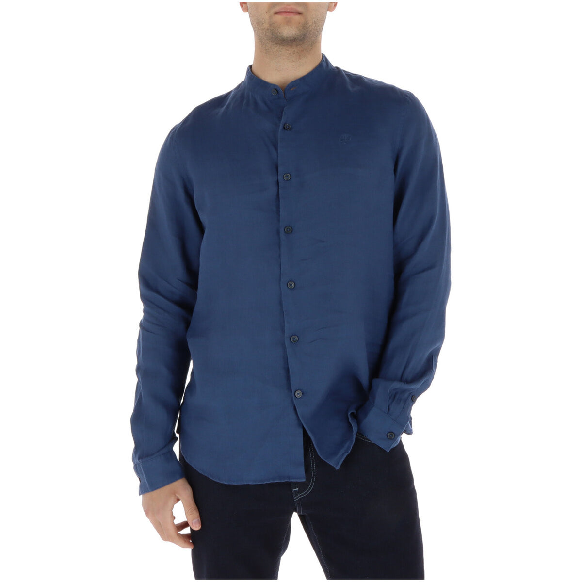 Timberland Mill Brook Linen Shirt; blu scuro, 100% lino (135g), vestibilità slim. La camicia traspirante essenziale per il guardaroba estivo maschile. Vista frontale