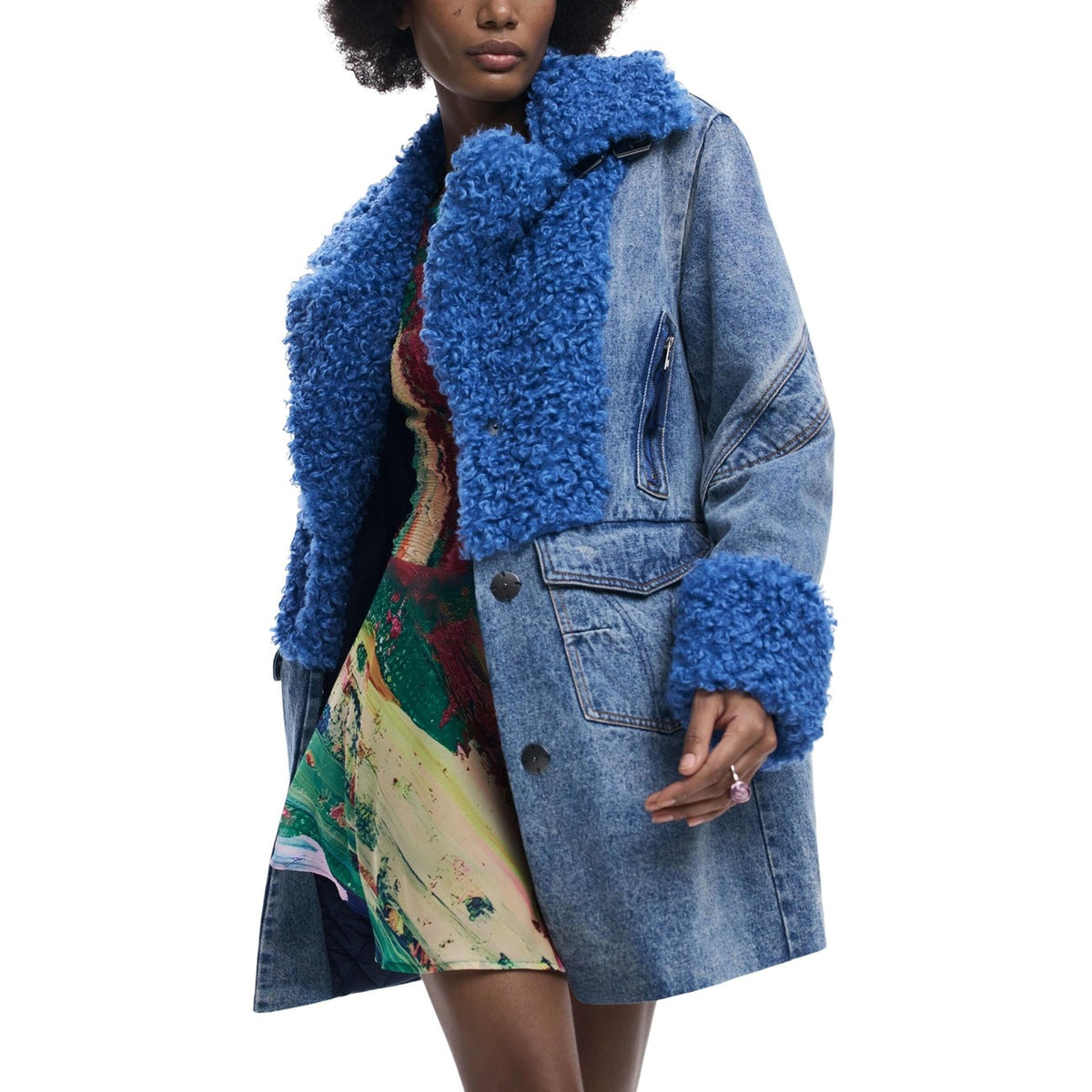 Cappotto Desigual donna blu ibrido denim pelliccia con bottoni cappuccio manica lunga 100% cotone - vista frontale indossato da modello