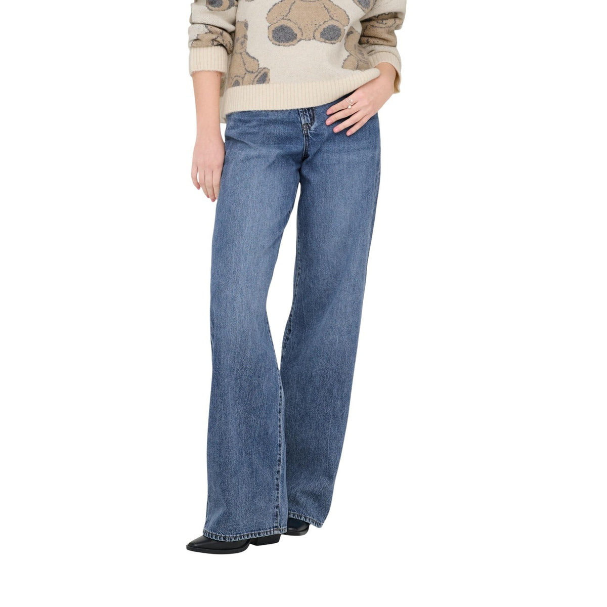 Jeans larghi Only Onlhope; chiusura asimmetrica, gamba ampia, 100% cotone (mix riciclato). Stile casual-urban moderno. Vista frontale