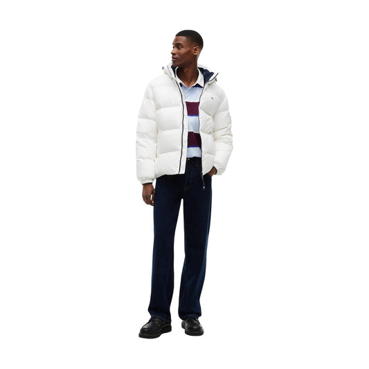 Piumino bianco uomo Tommy Jeans DM0DM19786YBL. Giambotto imbottito in piuma d'anatra relaxed fit oversize con cappuccio, zip integrale e logo Tommy ricamato.