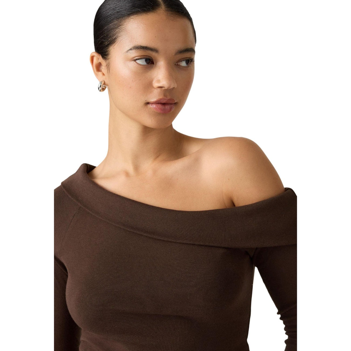 T-shirt marrone maniche lunghe donna Levi's Clara 008ST-0000. Top aderente con scollo a spalle scoperte off-shoulder in maglia elasticizzata a coste.