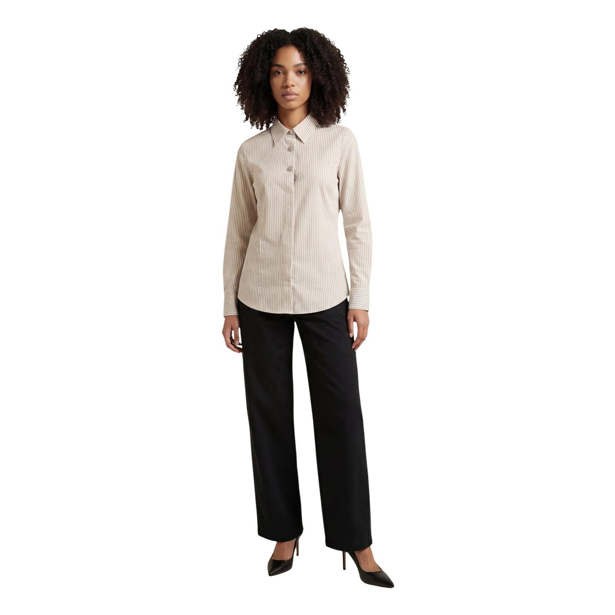 Camicia beige JDY Soho Loose Striped, maniche lunghe, design a righe verticali e vestibilità ampia; capo versatile in misto cotone, ideale da indossare aperta o chiusa. Vista frontale Figura intera