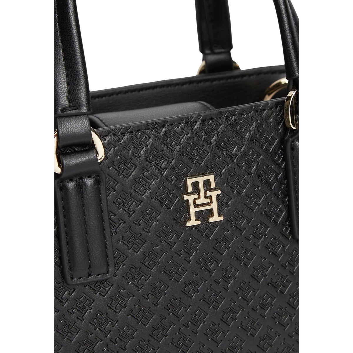 Borsa Tote Tommy Hilfiger Monogram; 100% Poliuretano. Doppio scomparto, chiusura magnetica, tracolla rimovibile. Finitura in rilievo con loghi TH. Capienza 1,5 l. Un accessorio iconico e versatile per ogni outfit. Colore nero vista Dettaglio